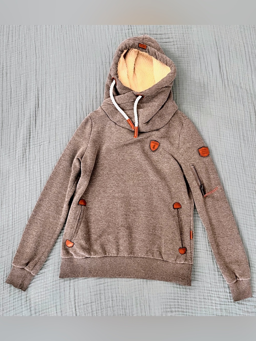 Women’s Wanakome Grey Sherpa-Lined Hoodie.